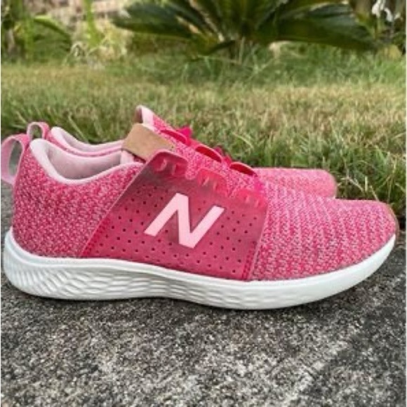 Girls New Balance sneakers size 3 - Picture 1 of 5